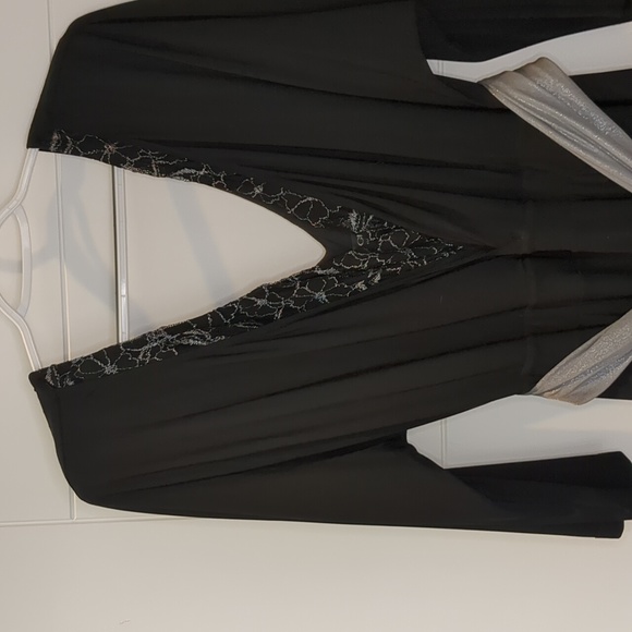 14/16 (18/20) Igigi Floor Length Formal Gown Black & Silver - Picture 3 of 9